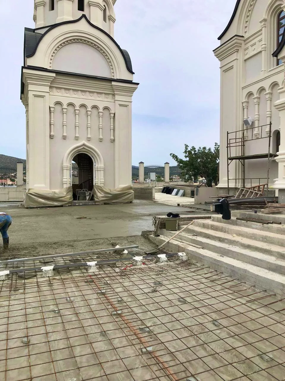 Εξωτερικές εργασίες δαπέδου δίπλα σε είσοδο κτιρίου και σκαλοπάτια.